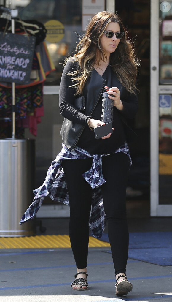 L'actrice américaine Jessica Biel enceinte fait des courses à Whole Foods avec une copine à Los Angeles, le 21 mars 2015