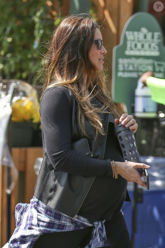 Jessica Biel enceinte fait des courses à Whole Foods avec une copine à Los Angeles, le 21 mars 2015