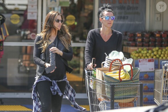 Jessica Biel enceinte fait des courses à Whole Foods avec une copine à Los Angeles, le 21 mars 2015