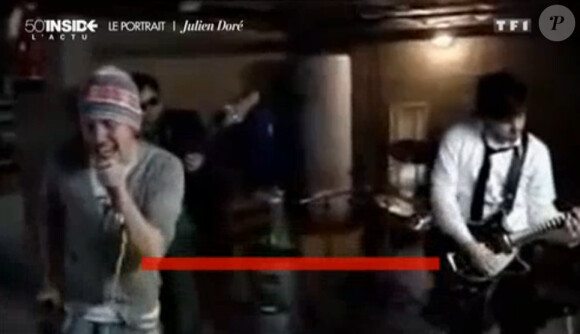 Le chanteur Julien Doré avec son premier groupe Dig Up Elvis, en 2002. Vidéo diffusée dans 50 Minutes Inside : L'actu, sur TF1 le samedi 21 mars 2015.