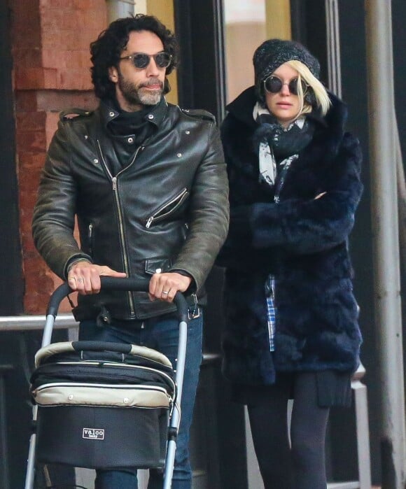 Exclusif - Carlos Leon (ex de Madonna et papa de Lourdes) et sa femme Betina Holte se promènent avec leur nouveau-né Meeka à New York, le 15 mars 2015.