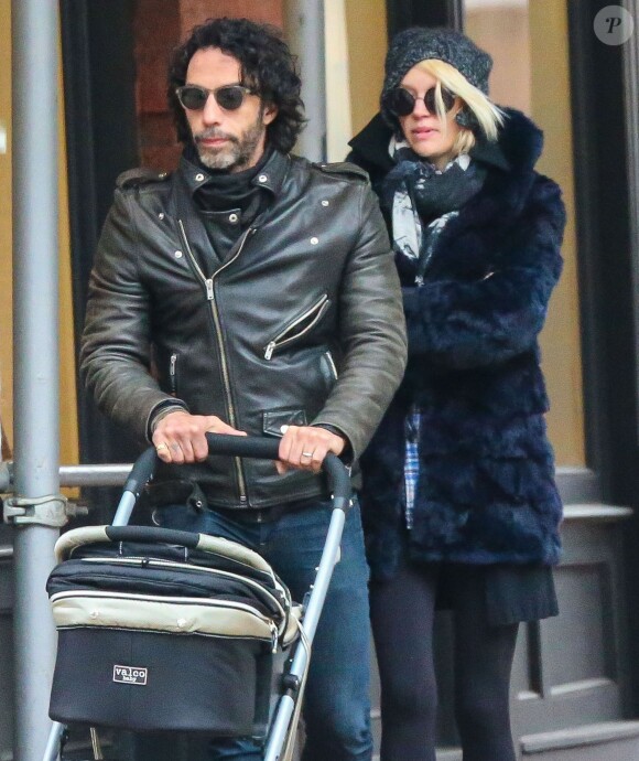Exclusif - Carlos Leon (ex de Madonna et papa de Lourdes) et sa femme Betina Holte se promènent avec leur nouveau-né Meeka à New York, le 15 mars 2015.