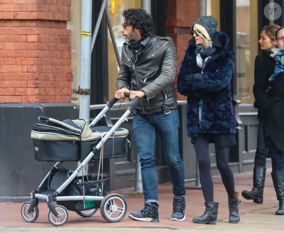 Exclusif - Carlos Leon (ex de Madonna et papa de Lourdes) et sa femme Betina Holte se promènent avec leur nouveau-né Meeka à New York, le 15 mars 2015.