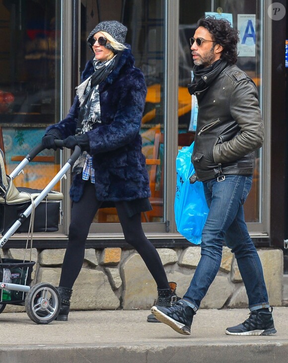 Exclusif - Carlos Leon (ex de Madonna et papa de Lourdes) et sa femme Betina Holte se promènent avec leur nouveau-né Meeka à New York, le 15 mars 2015.