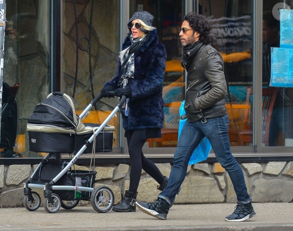 Exclusif - Carlos Leon (ex de Madonna et papa de Lourdes) et sa femme Betina Holte se promènent avec leur nouveau-né Meeka à New York, le 15 mars 2015.