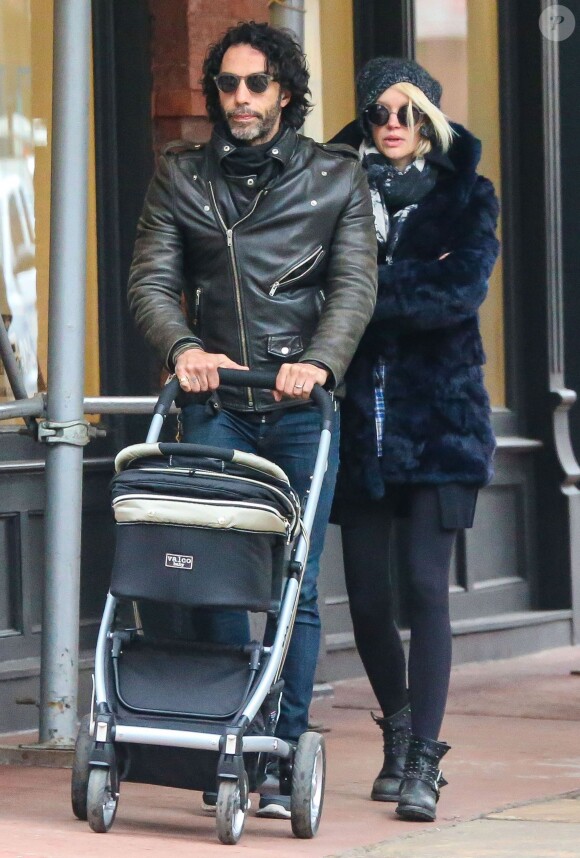 Exclusif - Carlos Leon (ex de Madonna et papa de Lourdes) et sa femme Betina Holte se promènent avec leur nouveau-né Meeka à New York, le 15 mars 2015.