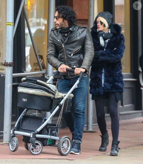 Exclusif - Carlos Leon (ex de Madonna et papa de Lourdes) et sa femme Betina Holte se promènent avec leur nouveau-né Meeka à New York, le 15 mars 2015.