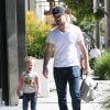 Mike Comrie se promène avec son fils Luca dans les rues de Los Angeles, le 5 mars 2015 