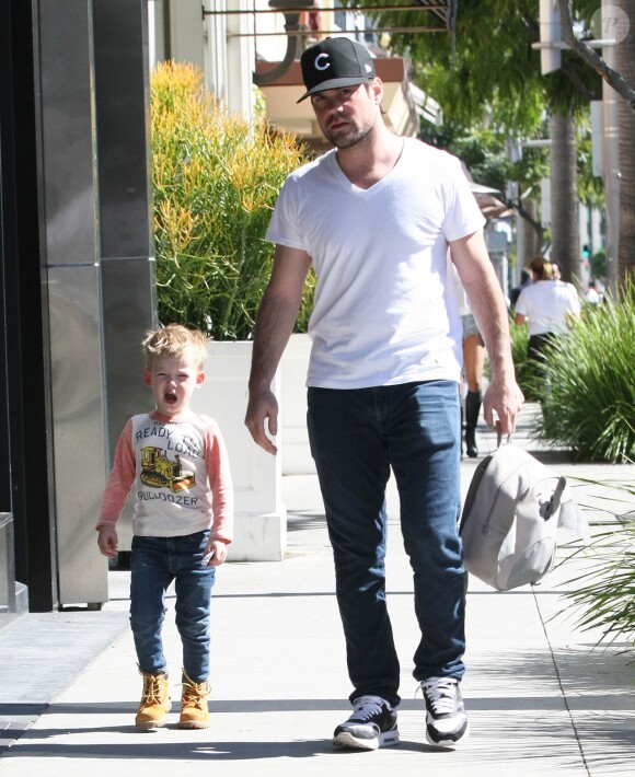 Mike Comrie se promène avec son fils Luca dans les rues de Los Angeles, le 5 mars 2015 