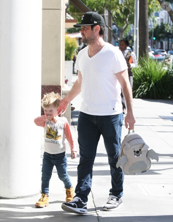 Mike Comrie se promène avec son fils Luca dans les rues de Los Angeles, le 5 mars 2015 