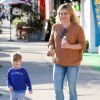Hilary Duff se promène avec son fils Luca à Sherman Oaks, le 4 mars 2015.  