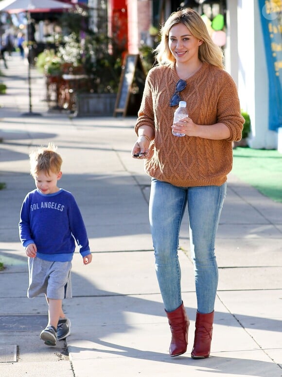 Hilary Duff se promène avec son fils Luca à Sherman Oaks, le 4 mars 2015.  