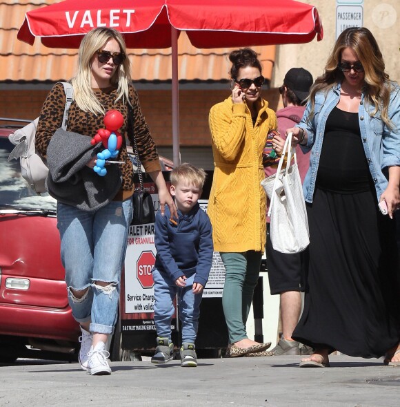 Exclusif - Hilary Duff, son fils Luca, et sa soeur Haylie Duff enceinte sortent du restaurant Granville à Studio City, le 1er mars 2015. Hilary a acheté un Spiderman en ballons pour Luca, mais le petit garçon est resté de mauvaise humeur !  