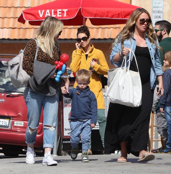 Exclusif - Hilary Duff, son fils Luca, et sa soeur Haylie Duff enceinte sortent du restaurant Granville à Studio City, le 1er mars 2015.  