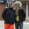 Exclusif - Elle Macpherson et son mari Jeffrey Soffer s'embrassent lors de leurs vacances à Aspen, le 20 décembre 2014.