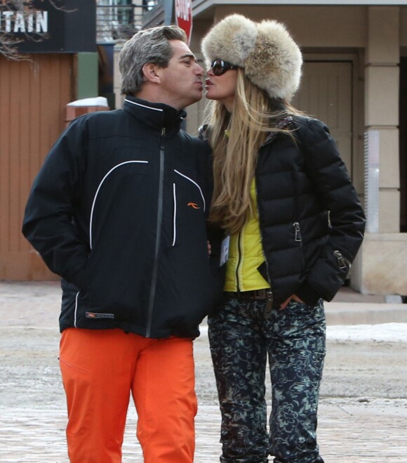 Exclusif - Elle Macpherson et son mari Jeffrey Soffer s'embrassent lors de leurs vacances à Aspen, le 20 décembre 2014.