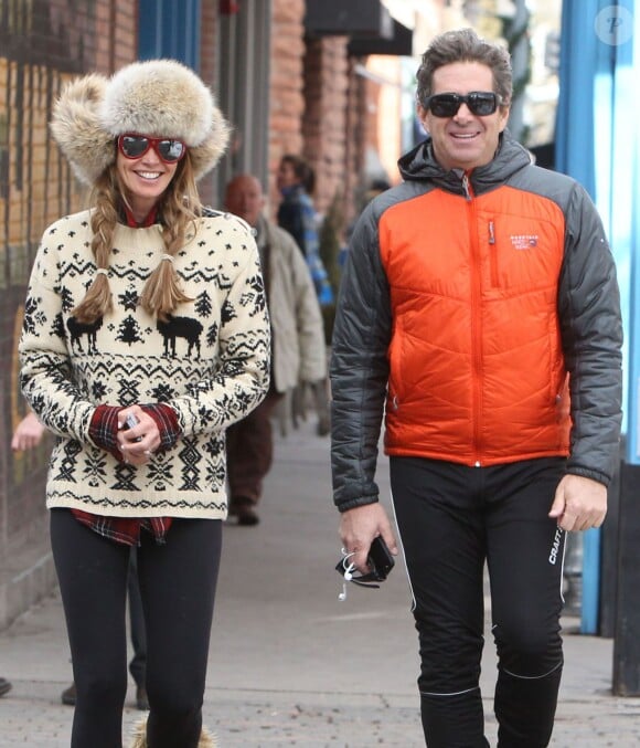 Elle Macpherson et son mari Jeffrey Soffer dans les rues de Aspen.Décembre 2013
