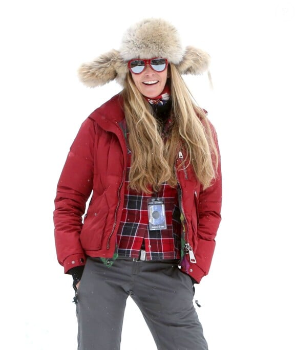 Elle Macpherson se promène à Aspen dans le Colorado le 22 décembre 2014.  Model Elle MacPherson takes a walk in the snow on December 22, 2014 in Aspen, Colorado. Elle struck a couple of model poses for the photographers after she spotted them.22/12/2014 - Aspen