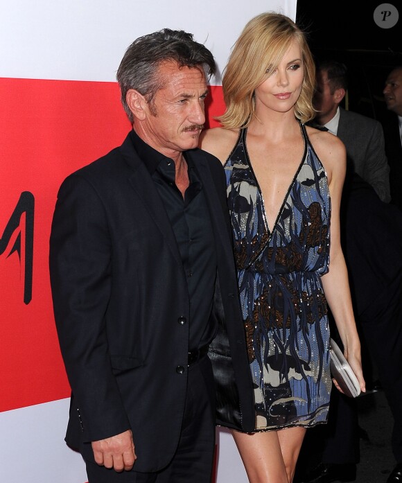 Sean Penn et sa compagne Charlize Theron lors de l'avant-première de son film Gunman à Los Angeles le 12 mars 2015