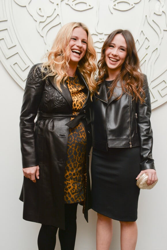 Michelle Hunziker (enceinte) et sa fille Aurora Ramazzotti dans les coulisses du défilé Versace automne-hiver 2015-2016 à Milan, le 27 février 2015.