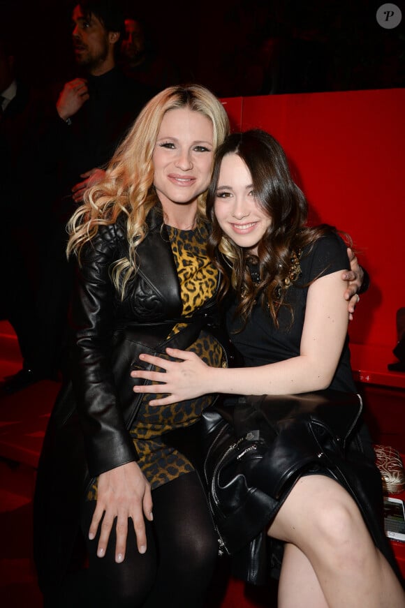 Michelle Hunziker (enceinte) et sa fille Aurora Ramazzotti assistent au défilé Versace automne-hiver 2015-2016 à Milan, le 27 février 2015.