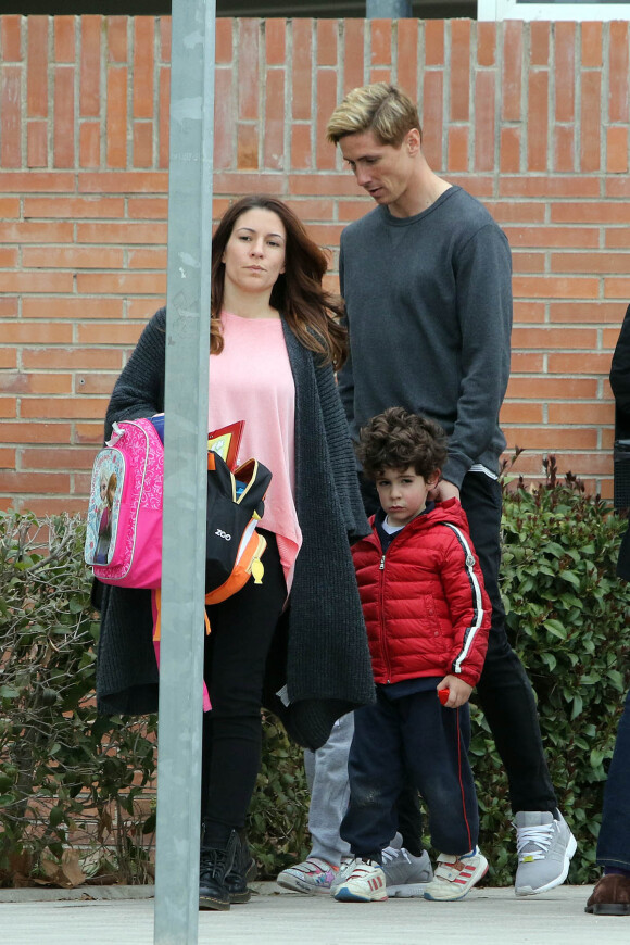 Fernando Torres est allé chercher ses enfants Nora et Leo à l'école avec son épouse Olalla, le 20 mars 2015, à Madrid