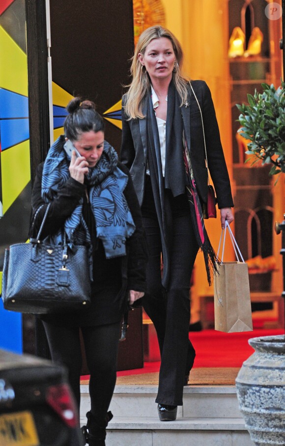 Kate Moss quitte la boutique Christian Louboutin, située sur Mount Street à Mayfair. Londres, le 24 mars 2015.