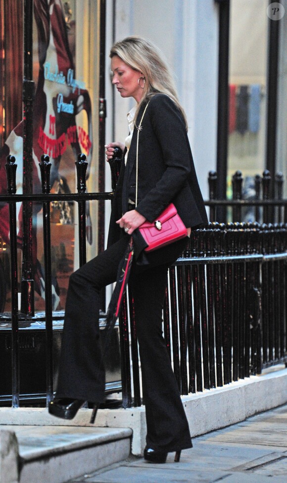 Kate Moss se rend dans la boutique Charlotte Olympia à Londres, le 24 mars 2015.