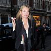 Kate Moss en pleine séance shopping à Londres, le 24 mars 2015.