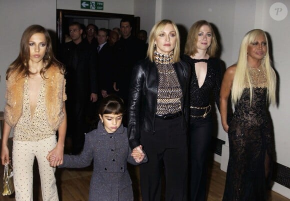 Madonna et sa fille Lourdes (6 ans), Donatella Versace, sa fille Allegra et Chelsea Clinton quittant un hommage rendu à Gianni Versace à Londres en 2002. Une photo de Dave Benett.