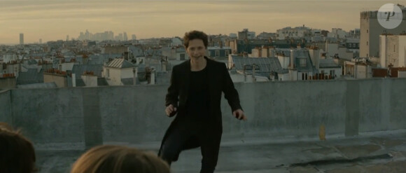 Raphaël, image du clip Somnambule, premier extrait de l'album Somnambules à paraître le 20 avril 2015.