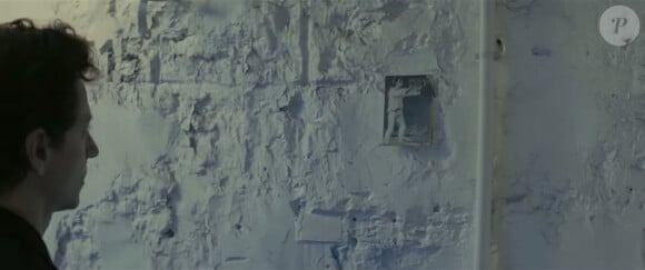 Raphaël contemplant l'image d'un Pierrot utilisée en couverture d'une édition de Voyage au bout de la nuit de Céline, dans le clip de Somnambule, en mars 2015