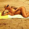 Amber Rose, uniquement vêtue d'un string, se prélasse sous le soleil de Maui, à Hawaï. Photo publiée le 25 mars 2015.