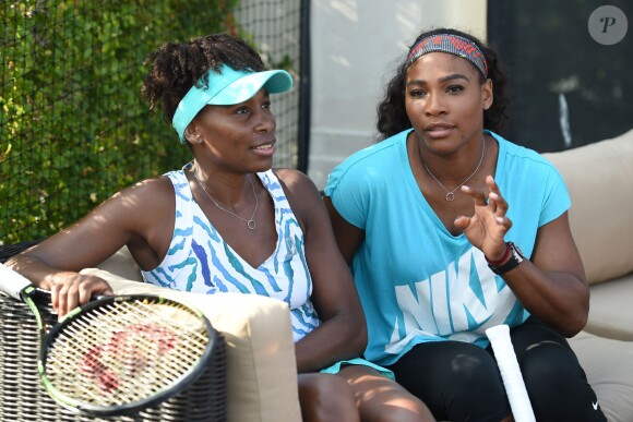 Serena Williams et Venus Williams lors du All-Star Tennis Charity Event au Ritz Carlton de Key Biscayne, le 24 mars 2015