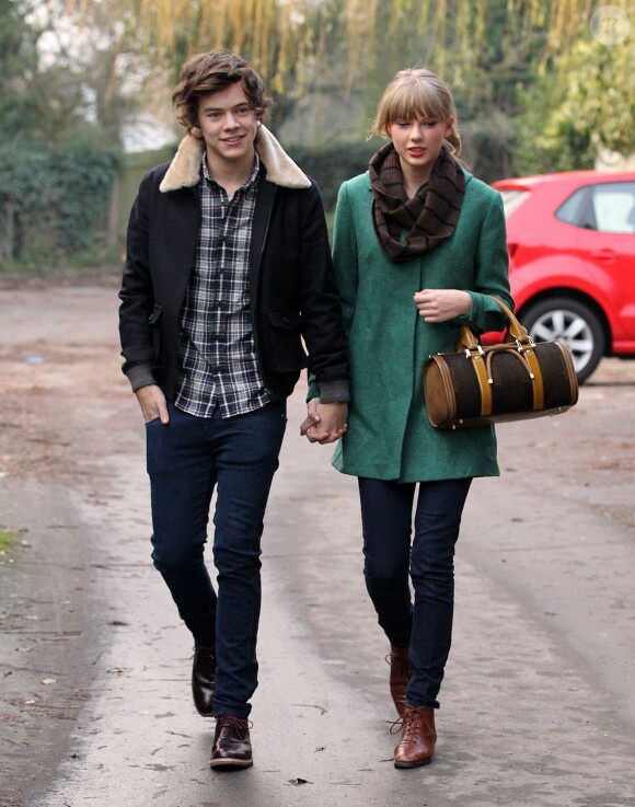 Taylor Swift et Harry Styles vont dejeuner en amoureux pour les 23 ans de la chanteuse, a Cheshire, le 13 decembre 2012.