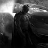 Ben Affleck au côté de sa batmobile dans Batman vs. Superman : Dawn of Justice.
