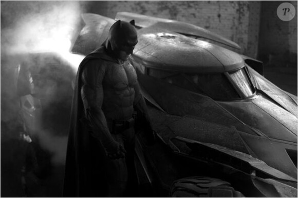 Ben Affleck au côté de sa batmobile dans Batman vs. Superman : Dawn of Justice.