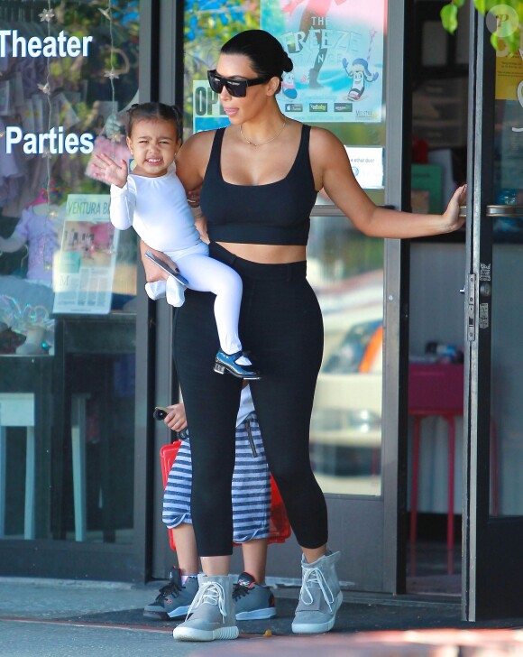 Kim Kardashian et sa fille North West - Kim Kardashian (brune à nouveau) et sa soeur Kourtney Kardashian avec leurs enfants se rendent au cours de danse de leurs filles à Tarzana, le 25 mars 2015. 