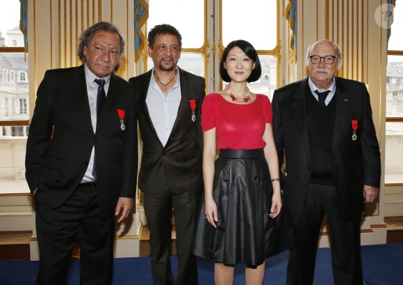 Tony Gatlif, Abel Jafri, Fleur Pellerin, Jean Becker - Tony Gatlif pose avec la Ministre de la Culture Fleur Pellerin lors de la cérémonie le décorant Chevalier de l'ordre national de la Légion d'honneur au Ministère de la Culture à Paris, le 30 mars 2015.