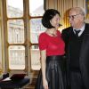 Jean Becker pose avec la Ministre de la Culture Fleur Pellerin lors de la cérémonie le décorant de Officier de l'ordre national de la Légion d'honneur au Ministère de la Culture à Paris, le 30 mars 2015