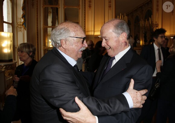 Jean Becker pose avec Jacques Toubon lors de la cérémonie le décorant de Officier de l'ordre national de la Légion d’honneur au Ministère de la Culture à Paris, le 30 mars 2015.