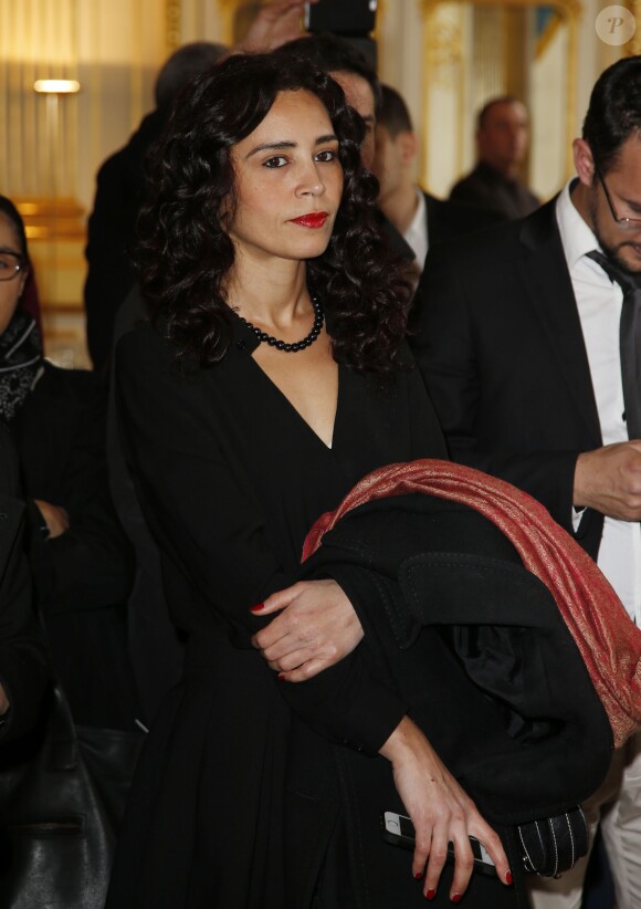 Aïda Touihri pose lors de la cérémonie décorant Abel Jafri Chevalier de l'ordre national de la Légion d'honneur au Ministère de la Culture à Paris, le 30 mars 2015
