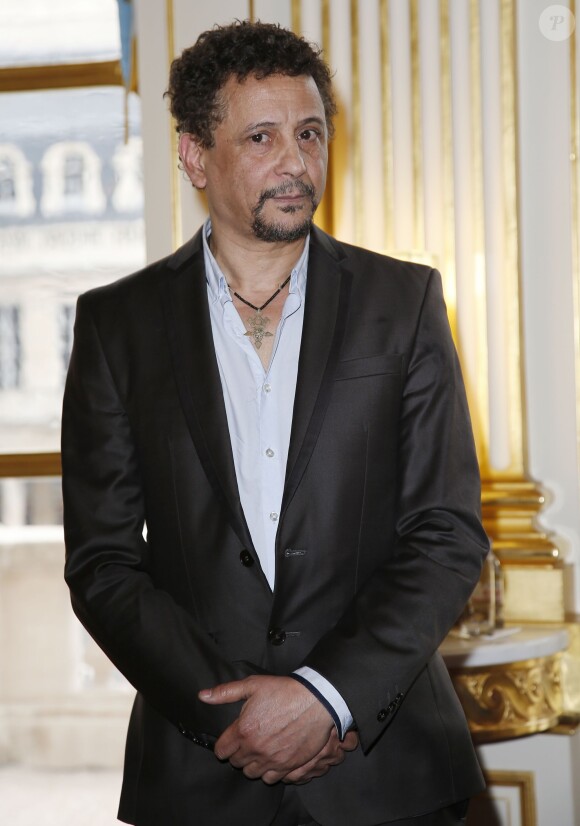 Abel Jafri pose lors de la cérémonie le décorant Chevalier de l'ordre national de la Légion d'honneur au Ministère de la Culture à Paris, le 30 mars 2015