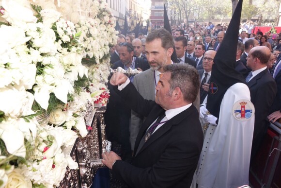 Le roi Felipe VI d'Espagne assiste aux célébrations de la Semaine sainte à Séville le 30 mars 2015.