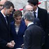 Soutenu par son épouse Letizia, le roi Felipe VI d'Espagne était bouleversé, à peine arrivé à Paris le 24 mars 2015, en apprenant la nouvelle du crash de l'A320 Germanwings.