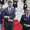 Soutenu par son épouse Letizia, le roi Felipe VI d'Espagne était bouleversé, à peine arrivé à Paris le 24 mars 2015, en apprenant la nouvelle du crash de l'A320 Germanwings.