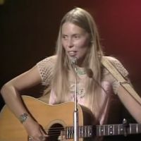 Joni Mitchell hospitalisée : La légendaire chanteuse folk est en soins intensifs