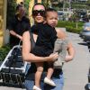 Kim Kardashian et sa soeur Kourtney Kardashian emmènent leurs enfants North, Mason et Penelope au cinéma voir le film "Home" à Calabasas, le 28 mars 2015