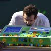 Andy Murray célèbre sa 500e victoire sur le circuit ATP avec un énorme gâteau, le 31 mars 2015 à l'Open de Miami