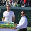 Andy Murray célèbre sa 500e victoire sur le circuit ATP avec un énorme gâteau, le 31 mars 2015 à l'Open de Miami